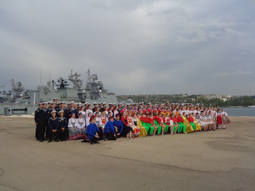 Юные артисты после концерта для моряков
